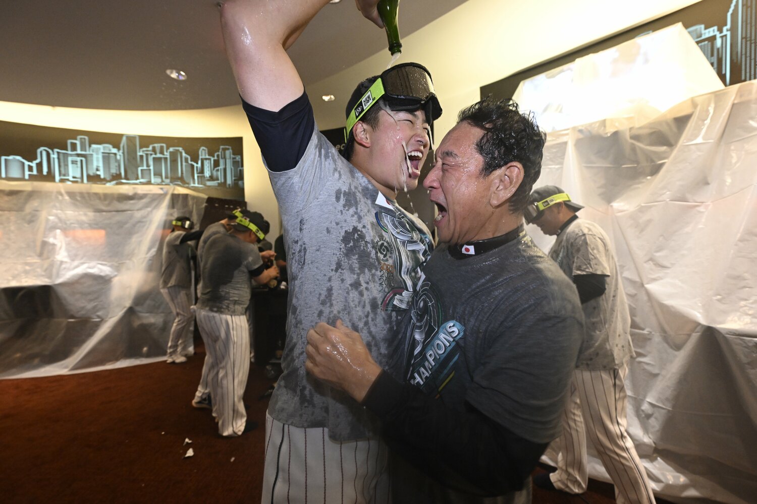 WBC後の祝勝会で村上にビールをかけられる栗山監督（代表撮影） ©Naoya Sanuki