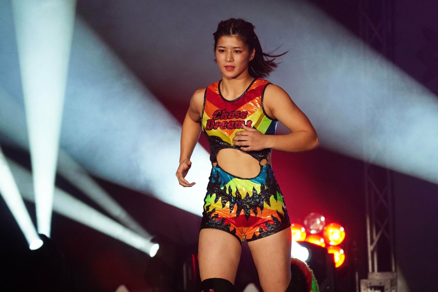 デビュー戦、花道を走って入場する山岡聖怜　©Essei Hara