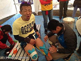 テーピングを貼ってもらう並木。ゴールでは“大きな約束”が待っていた。