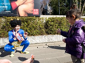 最初はとまどいながらでしたが、かわいい女の子も豆を投げつけてくれました。