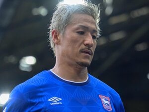 「移籍金20億円超…安い！」英国ファンが日本代表FW爆速デビューに“20分弱で拍手喝采”「これがプレミアかと」タフな前田大然が見せた“珍しい姿”とは
