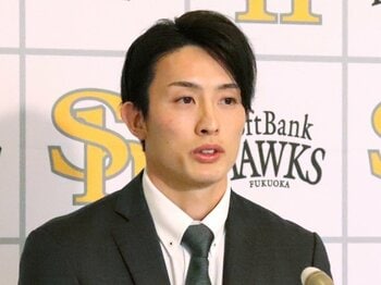 WBC“衝撃のスピード走塁”ソフトバンク周東佑京の今「取材でもちゃんと喋らなきゃ」「どうやったら試合に出られるか」レギュラー未定の“焦り”＜Number Web＞ photograph by JIJI PRESS