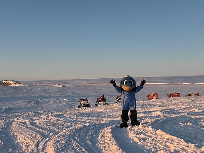 フロンターレ、謎イベント再び　ふろん太が南極・昭和基地に乗り込んだ「難局物語2020」って？＜Number Web＞ photograph by National Institute of Polar Research＆Kawasaki Frontale