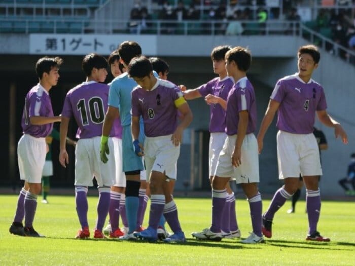 藤枝東が「サッカーの街」の象徴になった理由…不織布マスクも看板もぜんぶ藤色、体育の授業では全員スパイク着用＜Number Web＞ photograph by Takahito Ando