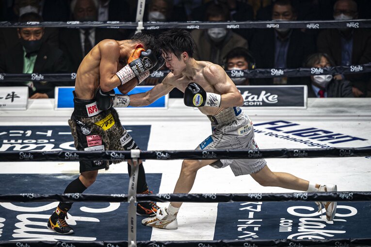 手数と有効打でポイントを重ねる寺地　©Takuya Sugiyama