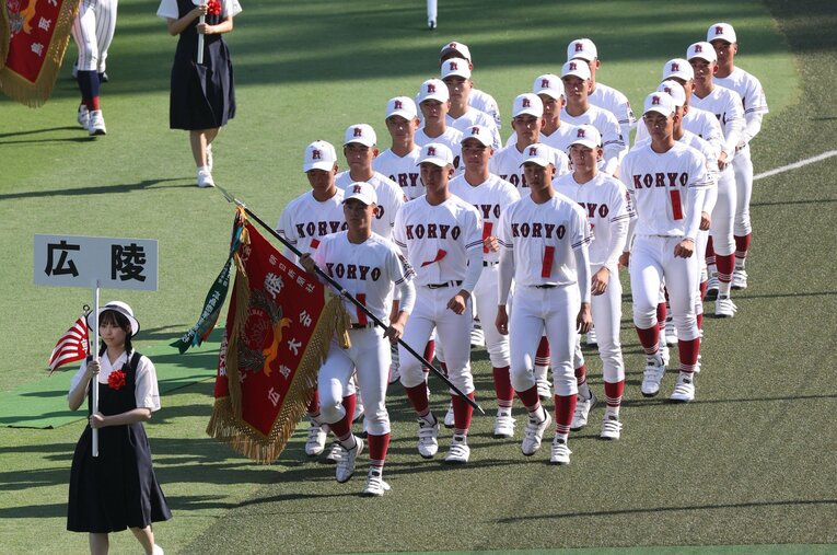 甲子園で入場行進する広陵の選手たち ／ photograph by JIJI PRESS