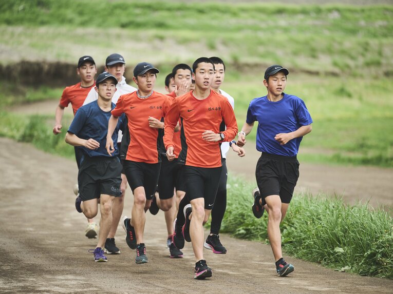 強豪・佐久長聖高校の練習。起伏のあるクロスカントリーコースで練習する選手たち　©Yuki Suenaga