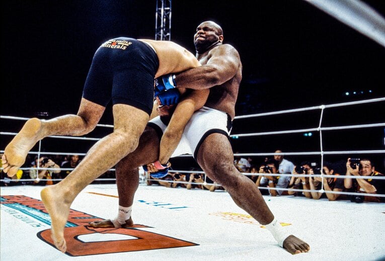 凄まじいパワーでノゲイラを持ち上げるボブ・サップ