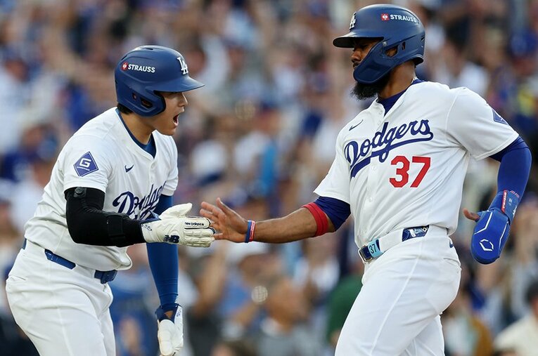 大谷翔平のホームランを喜ぶテオスカー・ヘルナンデス。強力ドジャース打線で勝負強さを見せる ／ photograph by Harry How/Getty Images