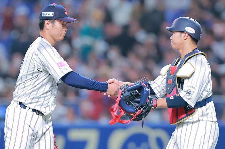 プレミア12の初戦でオーストラリアに勝利して握手を交わした侍ジャパンの清水達也投手と板倉将吾捕手 ／ photograph by SANKEI SHIMBUN