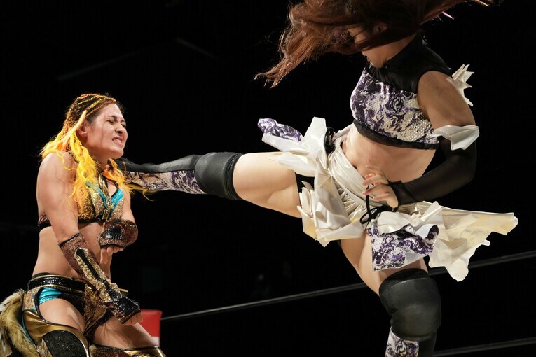 NØRIのキックを浴びるジュリア　©Essei Hara