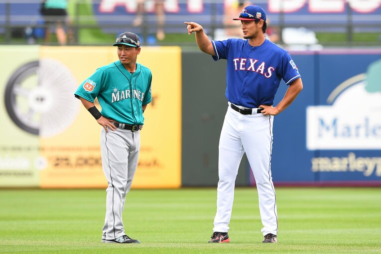 2016年、メジャーのスプリングトレーニングでの青木（マリナーズ ）とダルビッシュ（レンジャーズ）　©︎Getty Images