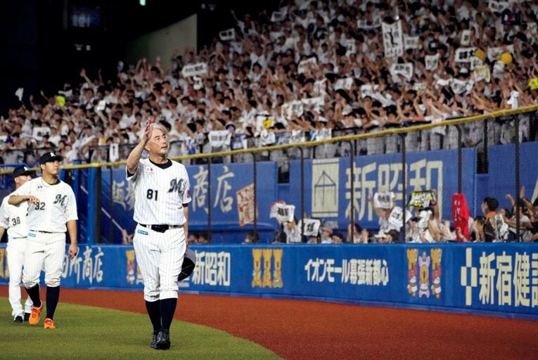 シーズン最終戦後のセレモニーでは声を詰まらせながら挨拶。感謝の思いを口にした　©KYODO