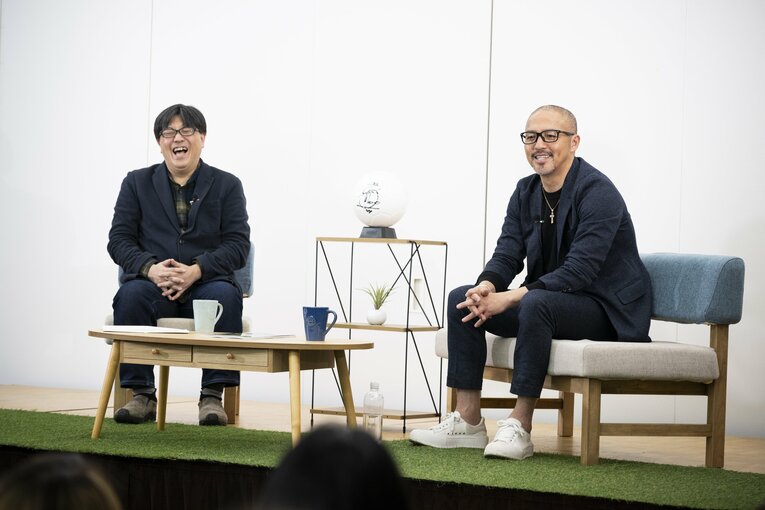 トークショーで笑顔を見せる小野伸二 　©Tomosuke Imai