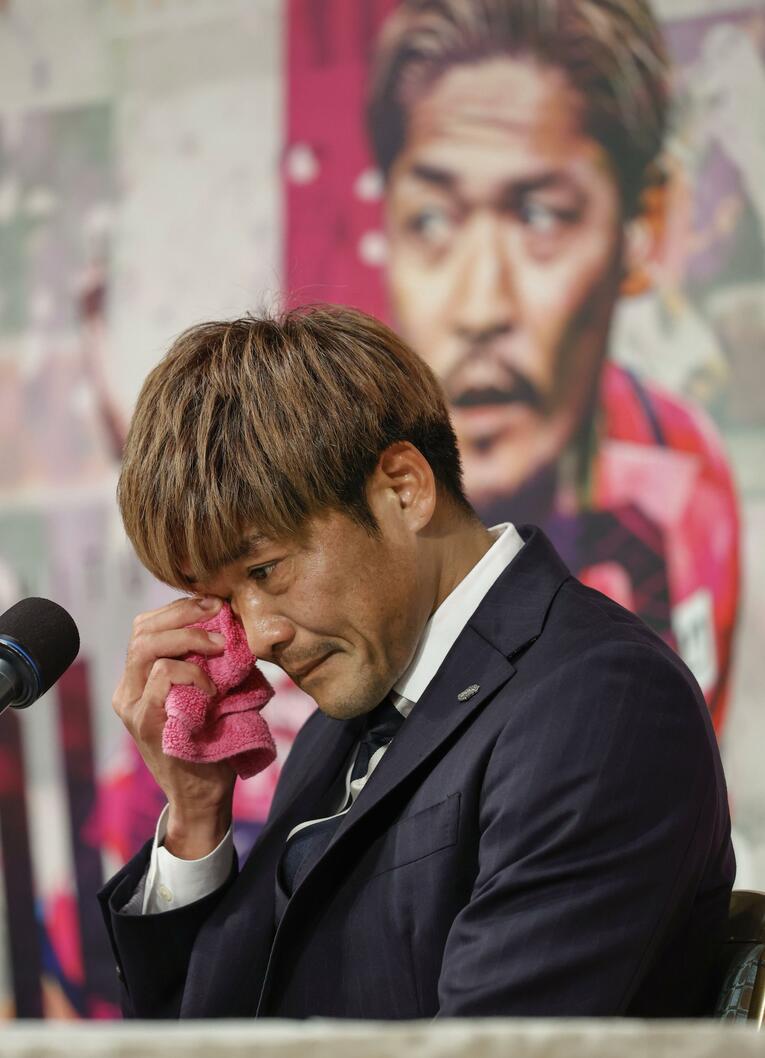 11月22日の引退記者会見で涙を拭う大久保　©KYODO