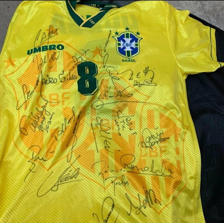 ブラジル代表選手のチームメイトのサイン寄せ書き。ロナウド、ライー、マウロ・シウバなど