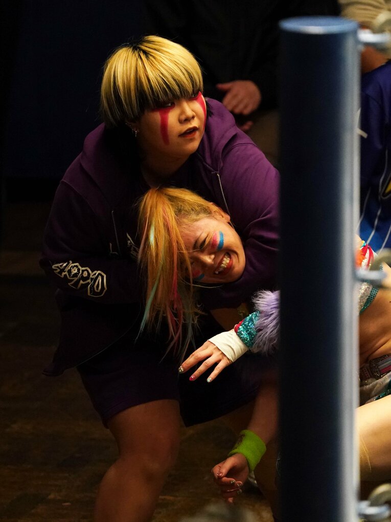 負傷欠場中ながら、セコンドから大江戸隊をアシストする刀羅ナツコ