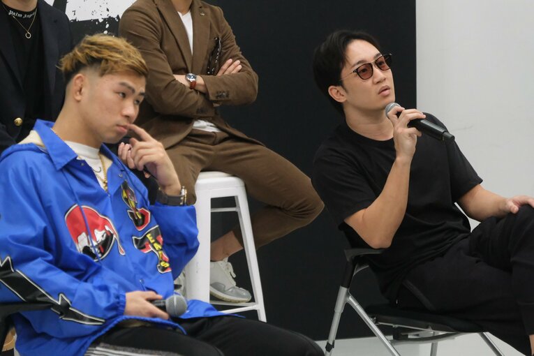 カード発表記者会見での朝倉未来とYA-MAN　©Norihiro Hashimoto