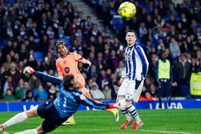 ヤマルのコースを狙ったシュートはレミーロが片手で弾き出した