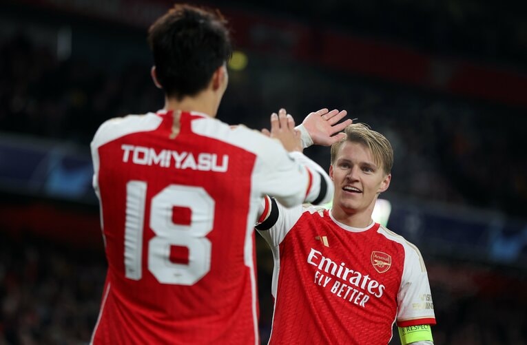 現地11月29日のCLナント戦。チーム5点目を決めたウーデゴールがアシストした冨安健洋に歩み寄る　©AFLO