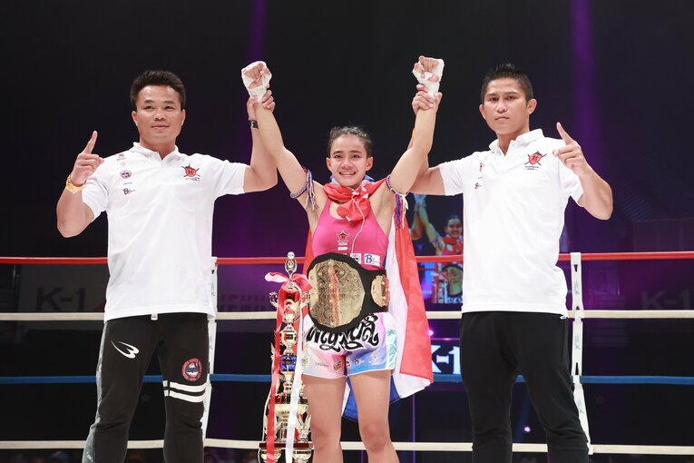 ベルトを巻いたパヤーフォンのセコンドには元K-1王者のゲーオ、ゴンナパーがついた　©Takao Masaki