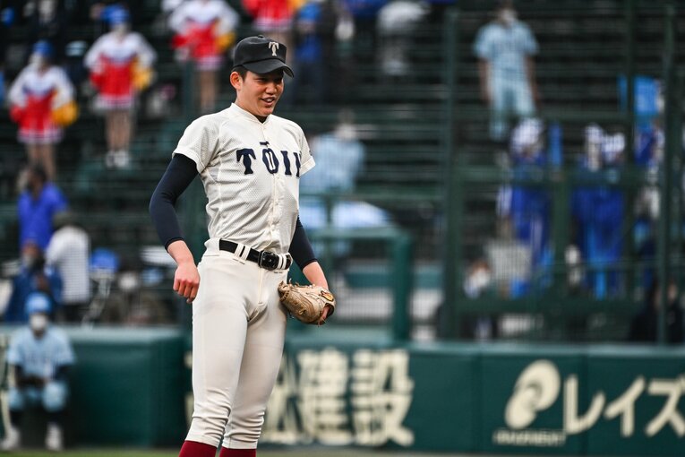 2022年のセンバツは背番号10だったものの実質的には前田悠伍との2枚看板の立場だった　©Nanae Suzuki