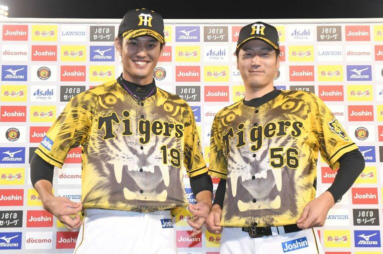 4月16日のヤクルト戦、今年のウル虎ユニ姿でお立ち台に立つ藤浪晋太郎と小林慶祐。藤浪はこの日1450日ぶりの甲子園勝利に、飛距離131ｍの本塁打まで放った ／ photograph by Sankei Shimbun