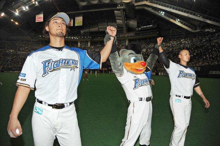 チームを代表するスター選手に成長したダルビッシュ（左）と中田（右）。写真は2011年　©︎JIJI PRESS