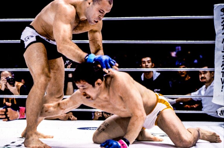 PRIDEのルール変更により、桜庭和志は4点ポジションでヴァンダレイ・シウバの蹴りを受けることに。この試合をきっかけにシウバは絶対王者へと駆け上がり、桜庭の成績は下降線をたどった ／ photograph by Susumu Nagao