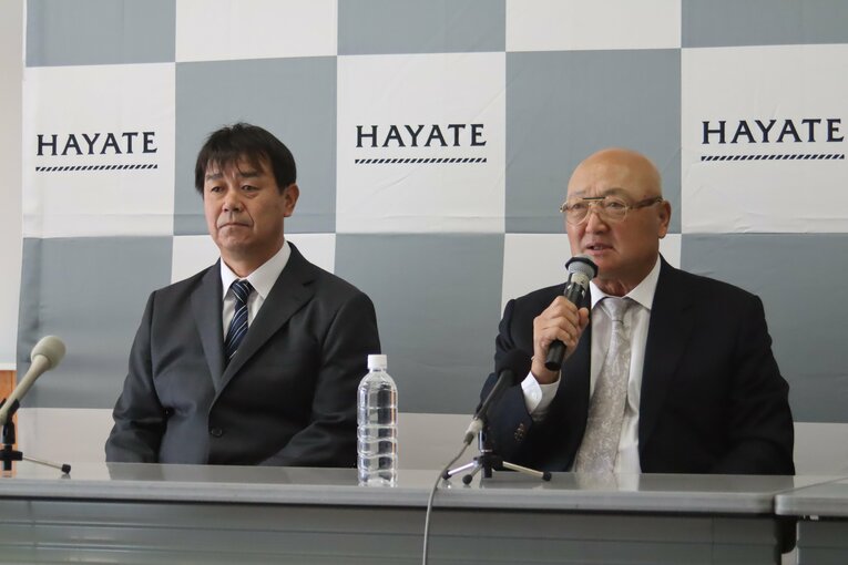 コーチ就任記者会見での赤堀監督と山下GM ©Kou Hiroo