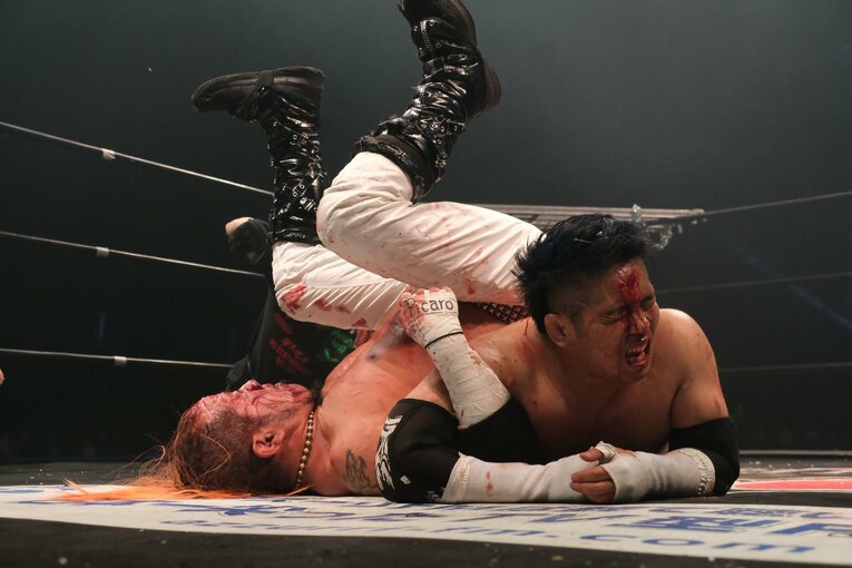 カリスマ葛西純「世の中は無駄な血を一滴も流すな」 頬を串刺し、人間ダーツ…それでもデスマッチが“ただの残虐ショー”ではない理由(27)