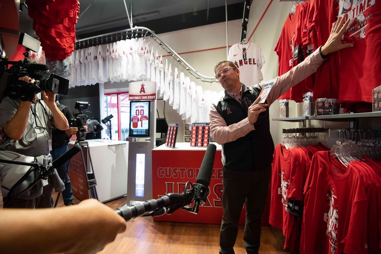 ストアゼネラルマネージャーのウルスアさんが大谷グッズについて熱弁　©Angels Baseball