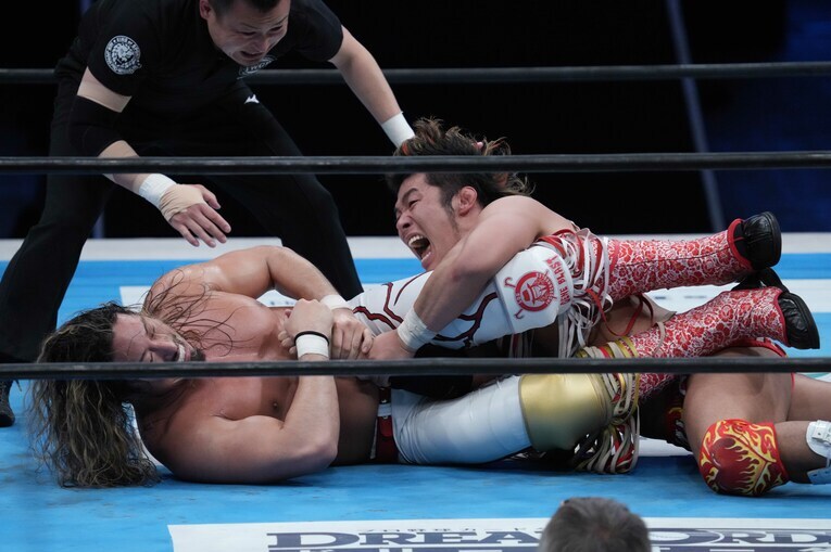 執拗に上村優也の腕を狙う辻陽太　©Essei Hara