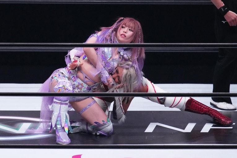 ジュリアをヘッドロックで絞め上げる中野たむ