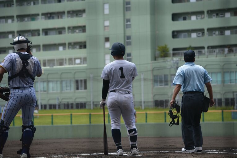 打席に立つ末吉良丞　©Takarin Matsunaga