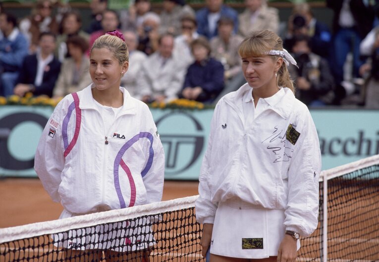 90年の全仏で、最強ライバル・セレスと対戦して敗れる。セレスは「16歳6カ月」の4大大会最年少優勝（当時）を果たした　©Getty Images