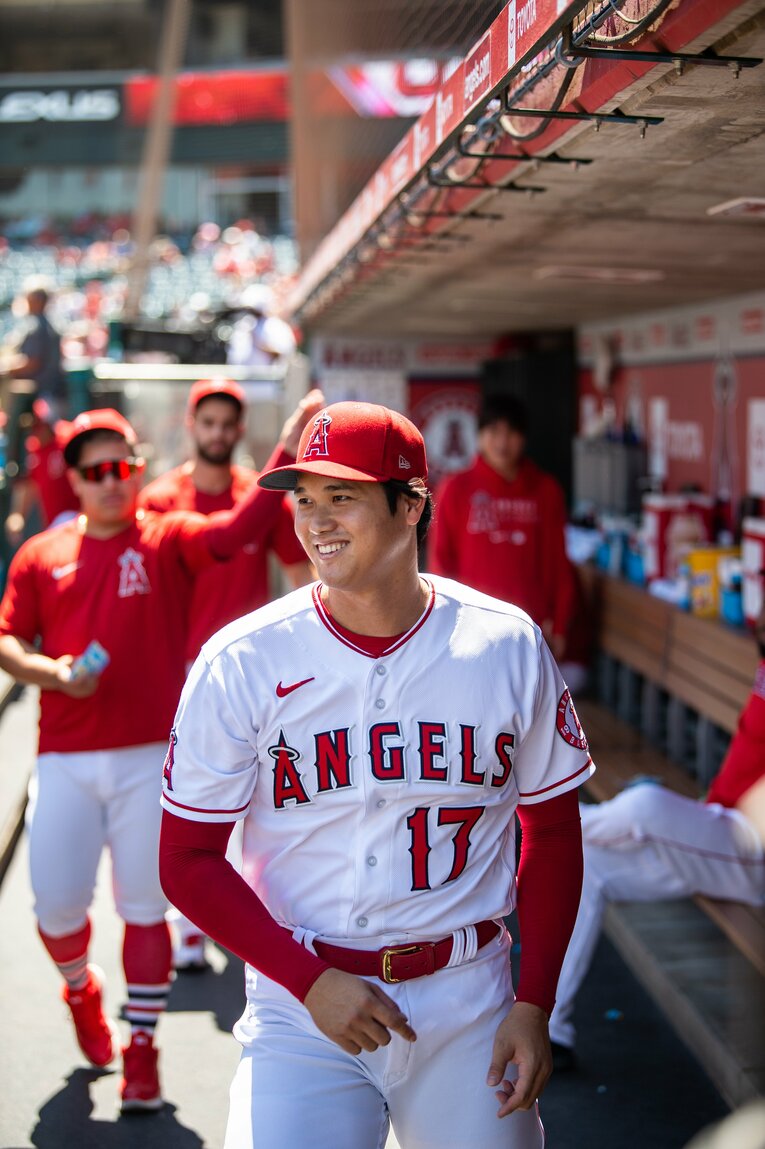エンゼルスのベンチでも笑顔が絶えない大谷翔平　©Nanae Suzuki