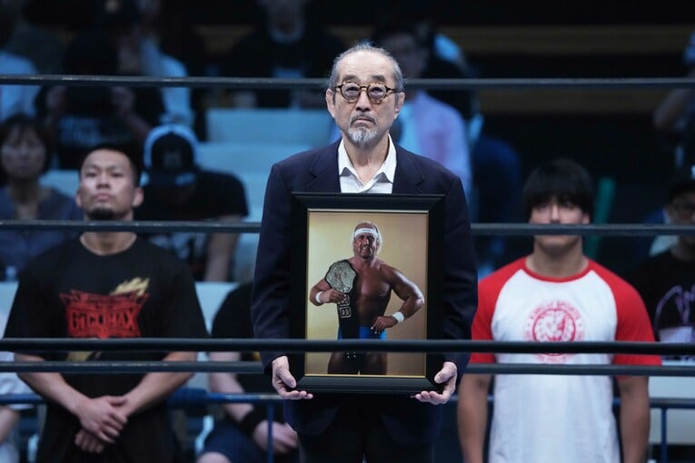 ハルク・ホーガンの遺影を持つタイガー服部。7月26日、大田区総合体育館　©Essei Hara
