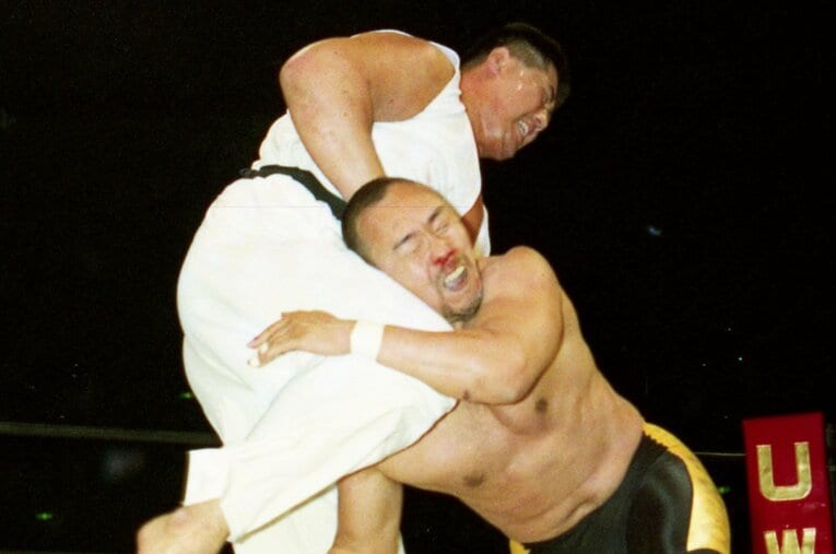 山崎一夫から4度のダウンを奪いKO勝利した元横綱・双羽黒の北尾光司 ／ photograph by 東京スポーツ新聞社