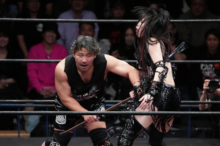 高橋裕二郎に凶器で反撃される上谷沙弥　©Essei Hara