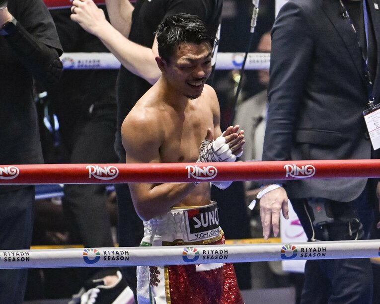 試合後、苦戦したことを感じ取ってか、観客に向けて手を合わせる中谷潤人　©︎Hiroaki Finito Yamaguchi