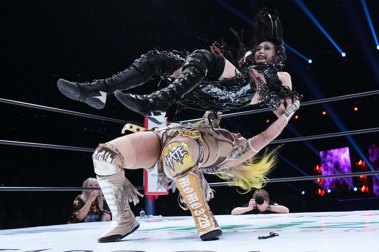 渡辺桃の投げっぱなしジャーマンを浴びる上谷沙弥　©Essei Hara