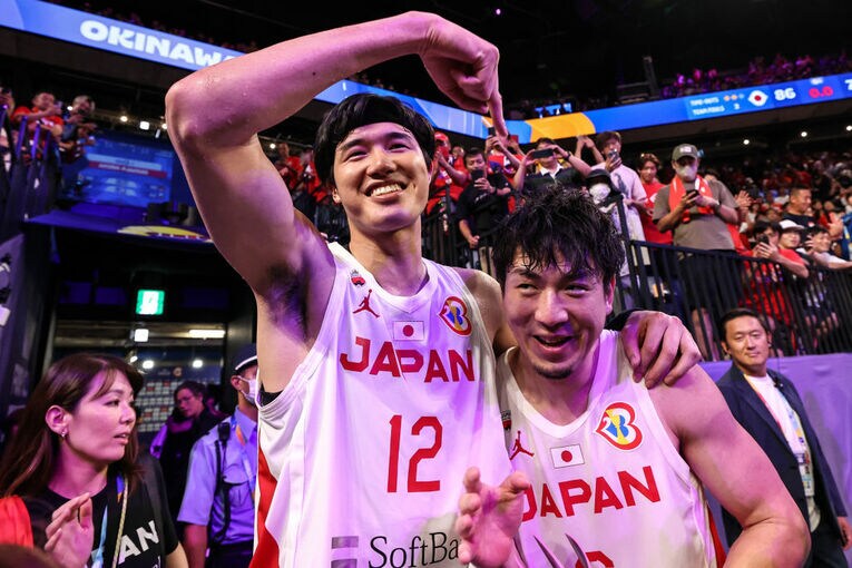 ベネズエラ戦で勝利し、比江島をハグする渡邊雄太　©Getty Images