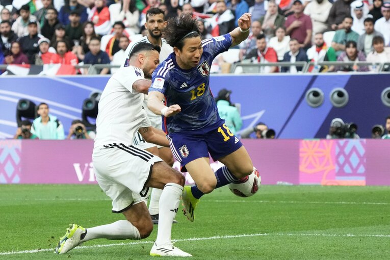 後半11分、浅野拓磨がペナルティーエリア内で倒された場面【2枚目／全2枚】　©AFLO