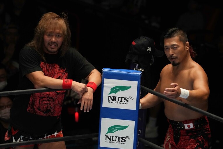 コーナーの内藤哲也と鷹木信悟　©Masashi Hara