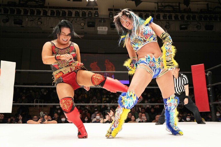 ローキックでウナギ・サヤカの動きを止める里村明衣子　©Essei Hara