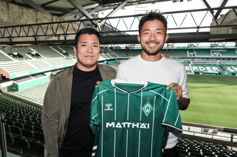 8月26日、英2部サウサンプトンから独1部ブレーメンへレンタル移籍した菅原由勢（25歳）。写真左が代理人の龍後昌弥