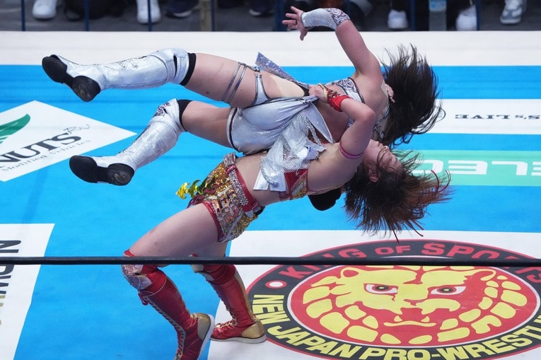 朱里に裏投げを放つSareee　©Essei Hara