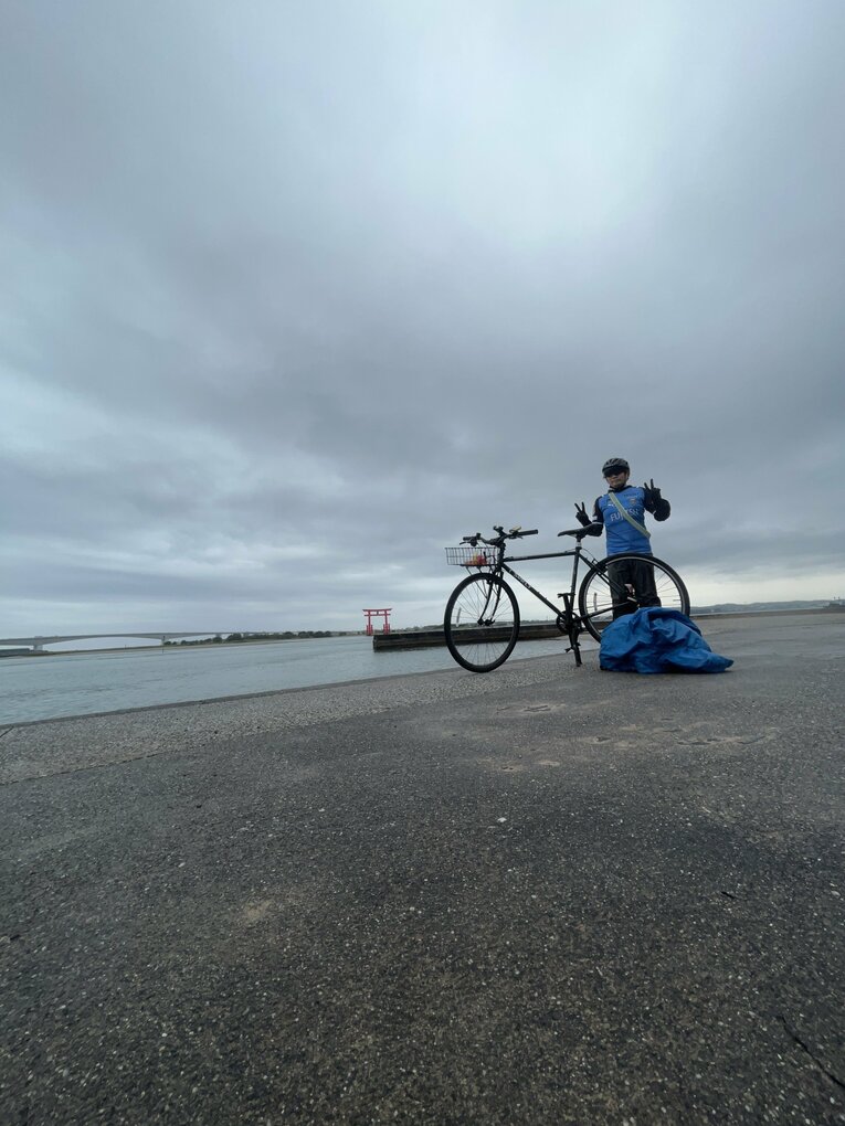 浜名湖のほとりで（小野田治矢さん提供）