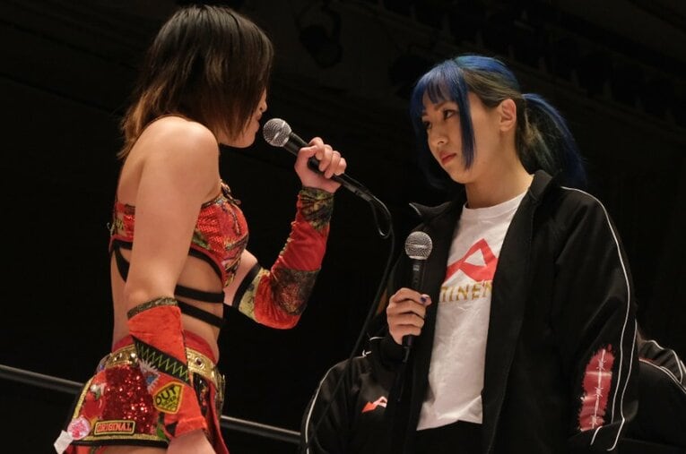 スターダム後楽園大会に乱入したプロミネンス。リング上で睨み合う朱里と世羅りさ ／ photograph by Norihiro Hashimoto